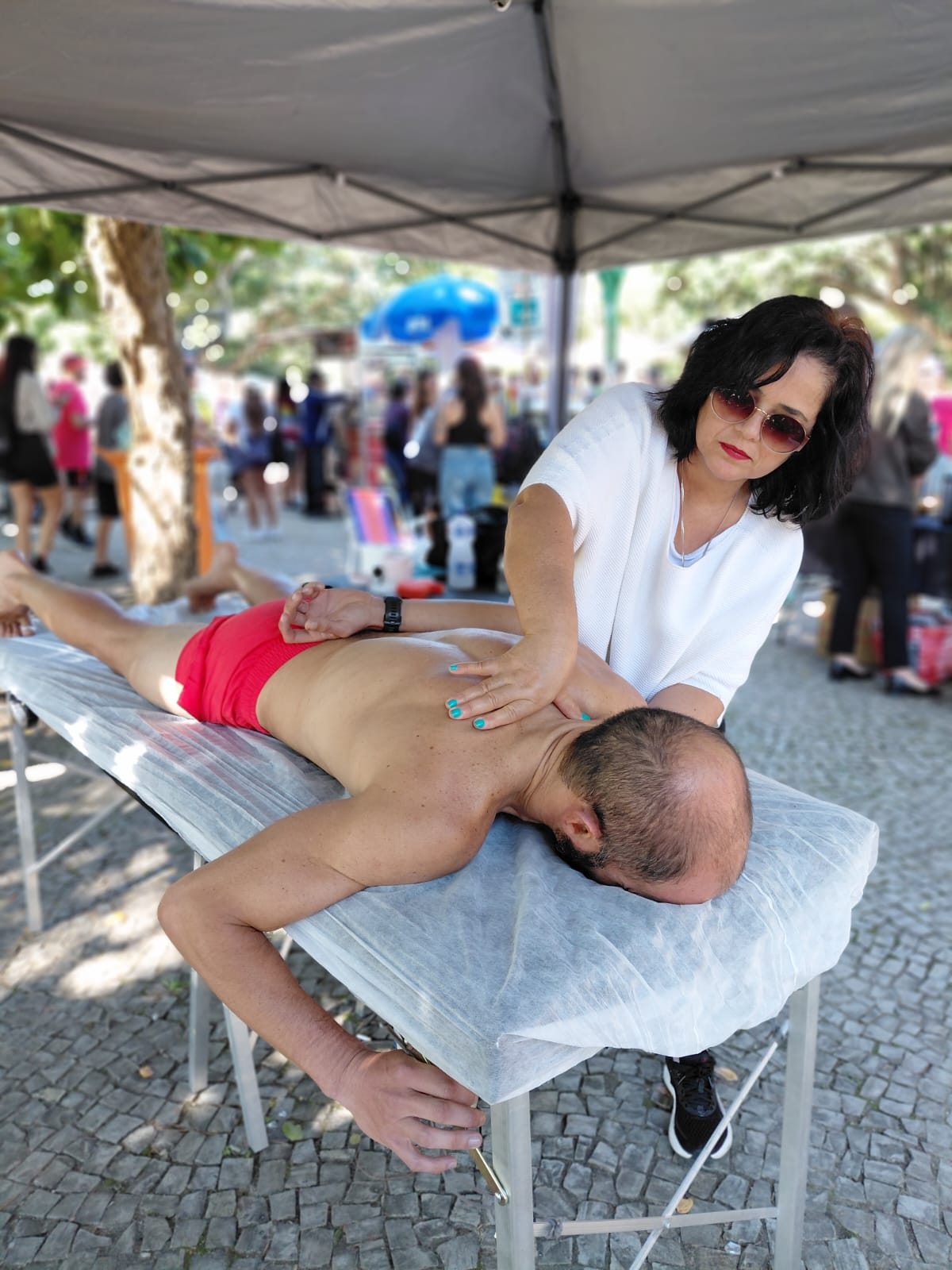 Massagem desportiva em evento ao ar livre