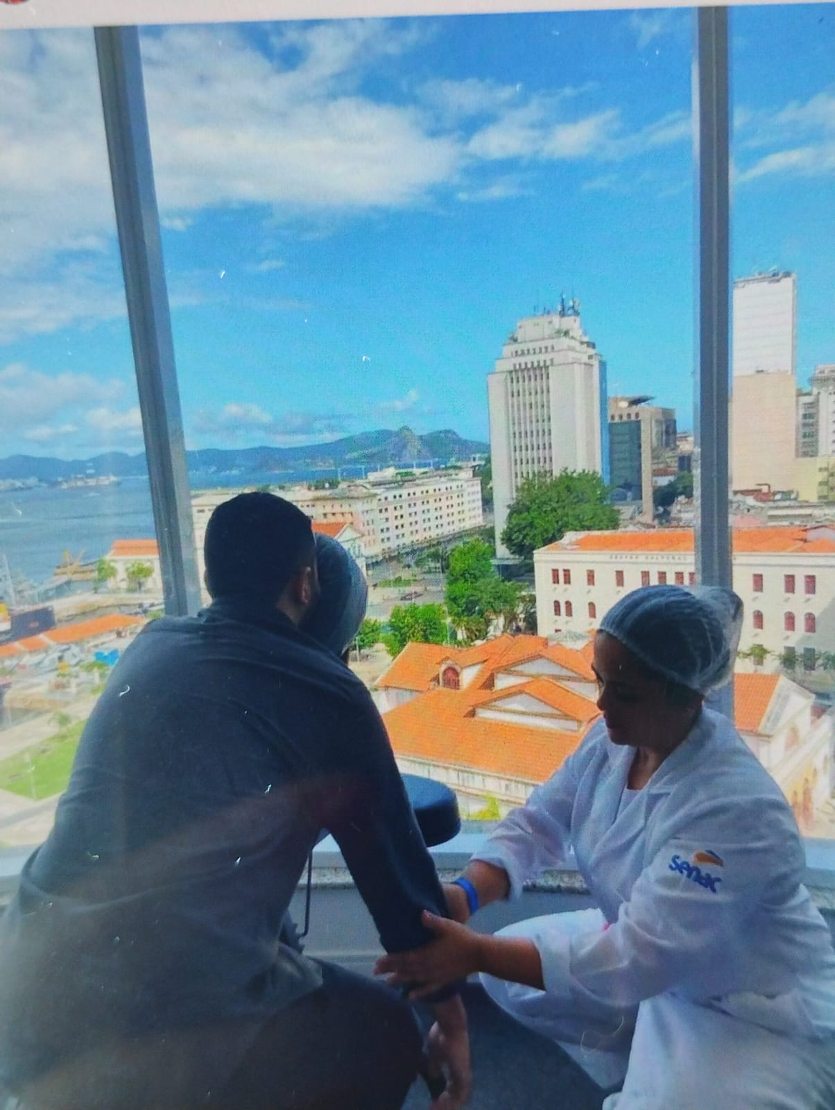 Atendimento no Senac Centro com vista para o Rio