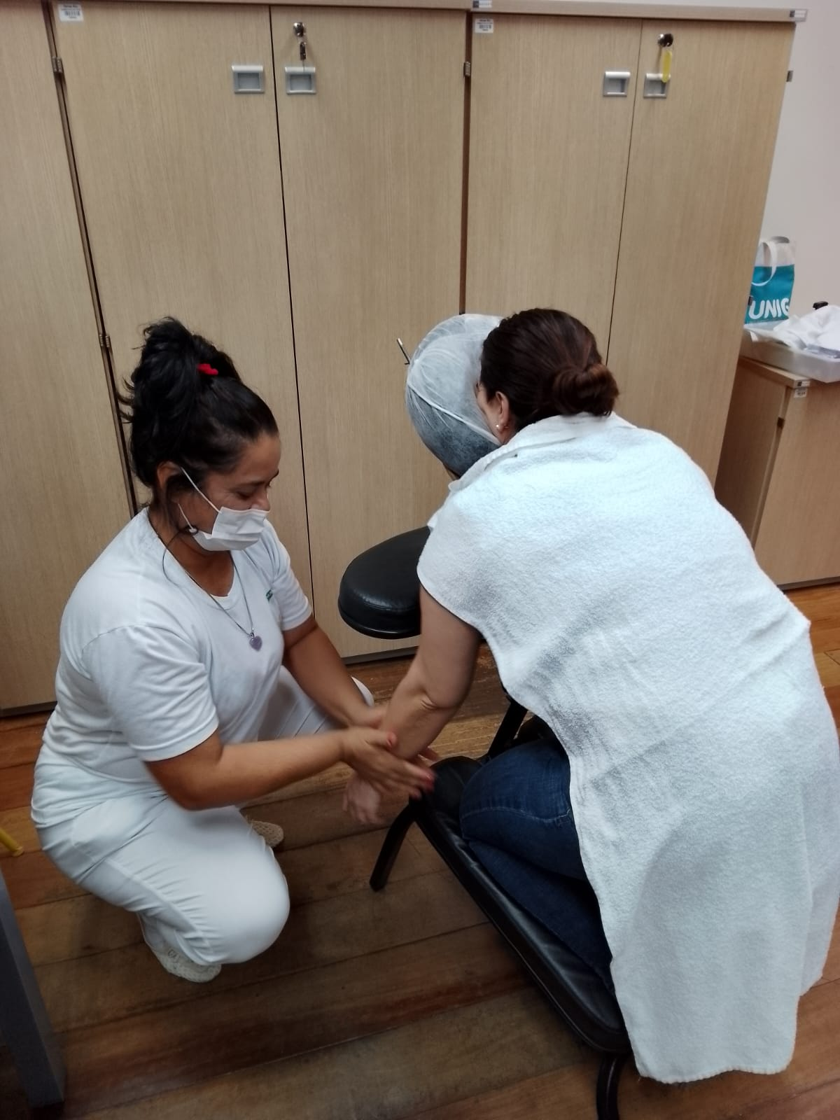 Massagem em cadeira durante SIPAT