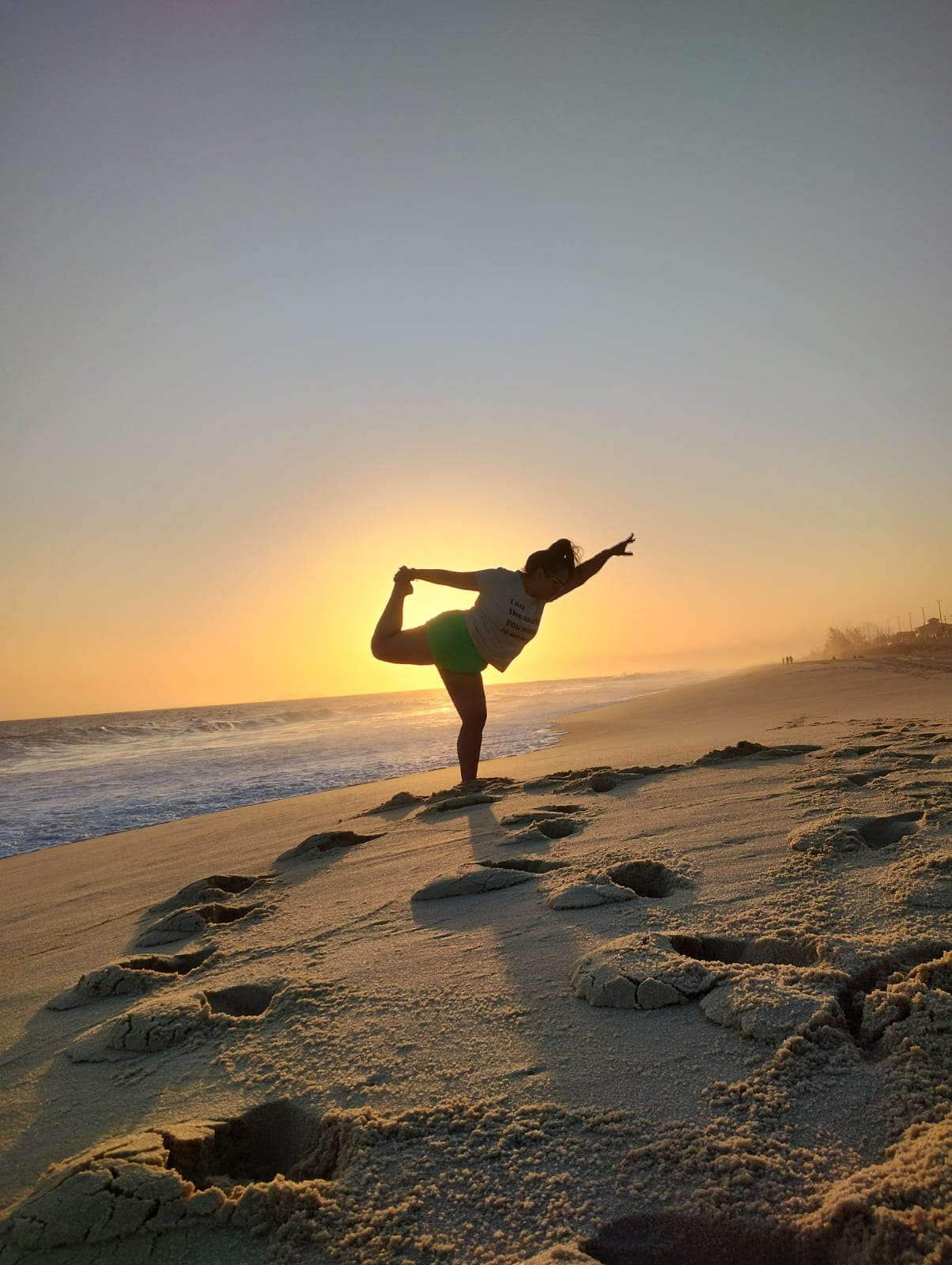 Danielle Damasio na praia ao nascer do sol