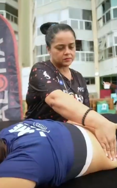 Massagem em evento esportivo na praia