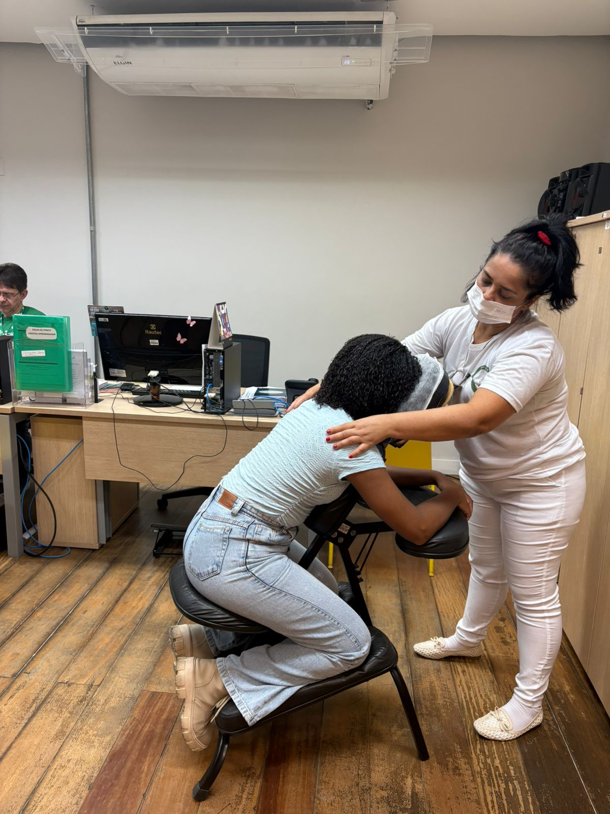 Quick massage em ambiente corporativo